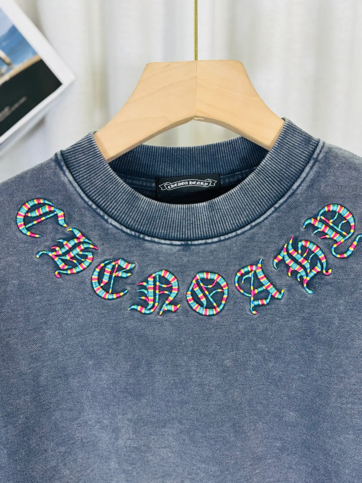 P270 top version, real shot without P, ​​different from market currency) 𝗖𝗵𝗿𝗼𝗺𝗲 𝗛𝗲𝗮𝗿𝘁𝘀/Cro Heart 2025 washed patch embroidery autumn and winter new original single counter American laser burnt 3D three-dimensional color embroidered couple casual sweatshirt 👑The highest version! Customized fabric 430g tripe terry fabric! American acid-washed and distressed original fabric laser burnt ✟appliqué embroidery and exquisite embroidery of letters! The best-selling model in the counter, very comfortable to wear. Accessories: original molded and authenticated collar label➕100% silk wash label. Genuine purchase-grade original hangtag➕matching hanging rope➕3D hanging beads➕original packaging bag. Craftsmanship: The original version has consistent wiring! The highest version of the armhole matching technique! Color: Gray Black Size: S M L XL Style No.: 9306